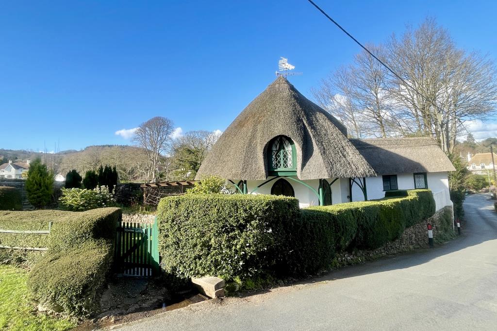 Lot: 99 - CHARMING DETACHED THATCHED COTTAGE FOR UPDATING -
